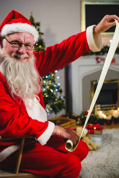 Papai Noel leitura pergaminho — Fotografia de Stock