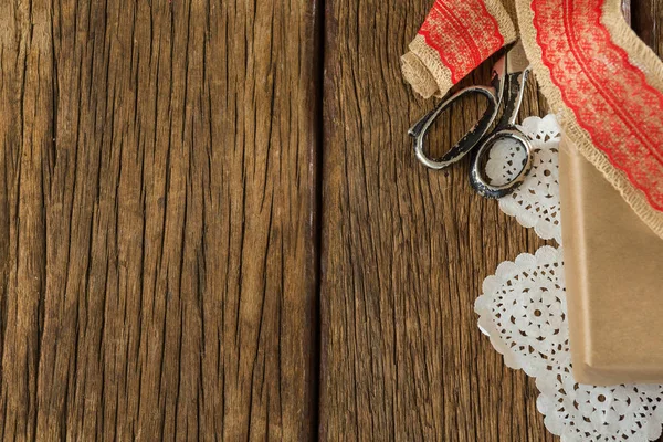 Wrapped gift, ribbon and scissors — Stock Photo, Image