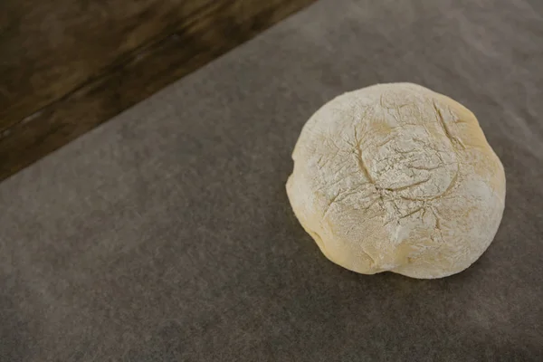 Boule de pâte pressée sur papier beurre — Photo