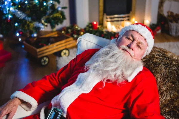 Papai Noel dormindo no sofá — Fotografia de Stock
