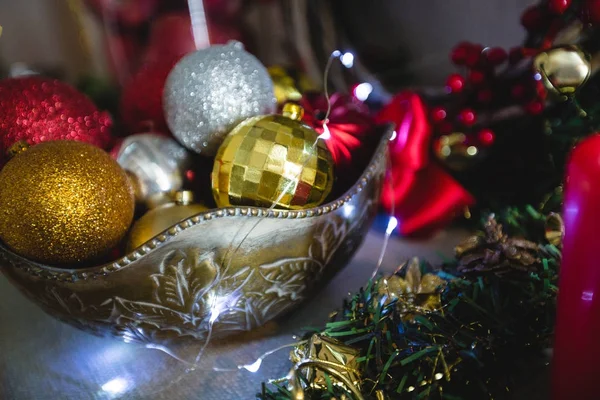 Närbild av julgranskulor i skål — Stockfoto