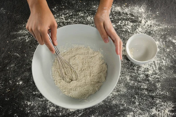 Donna sbattere la farina in ciotola — Foto Stock