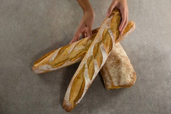 Mulher segurando um pão de pão — Fotografia de Stock