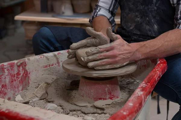 Alfarero macho haciendo una olla en taller de cerámica — Foto de Stock