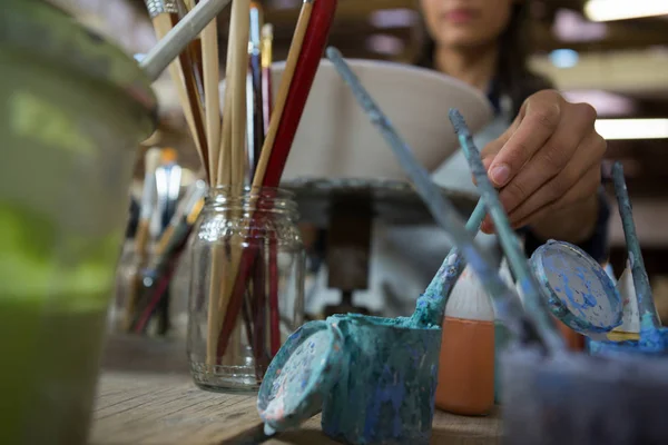 Alfarero femenino pintando un tazón — Foto de Stock