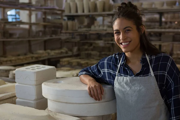 Alfarera sonriendo en taller de cerámica —  Fotos de Stock