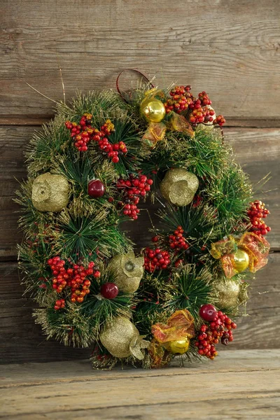 Couronne de Noël sur fond en bois — Photo