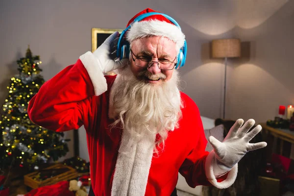 Santa claus luisteren naar muziek — Stockfoto