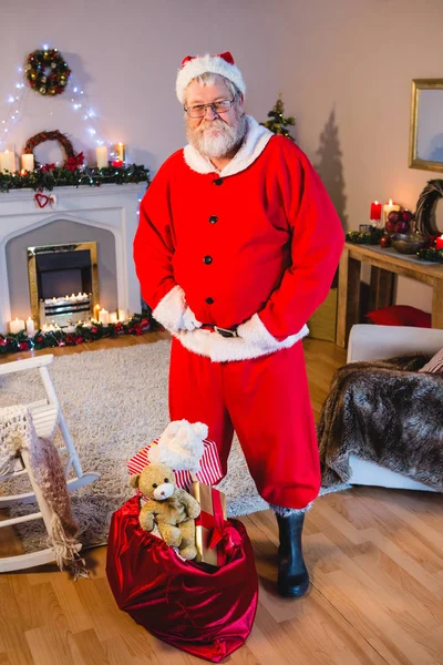 Weihnachtsmann steht mit den Händen auf der Taille — Stockfoto