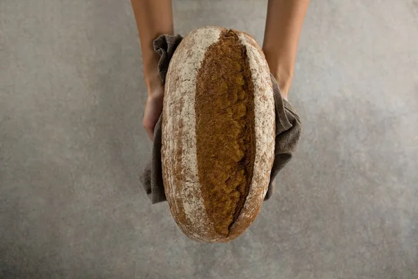 Γυναίκα που κρατάει ένα καρβέλι ψωμί — Φωτογραφία Αρχείου