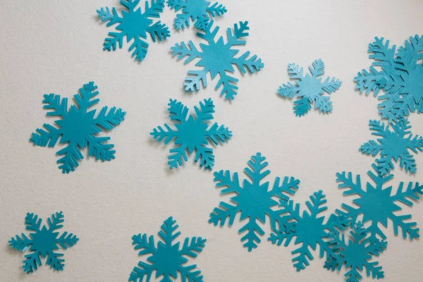 Σε άσπρο φόντο, οι μπλε νιφάδες χιονιού — Φωτογραφία Αρχείου