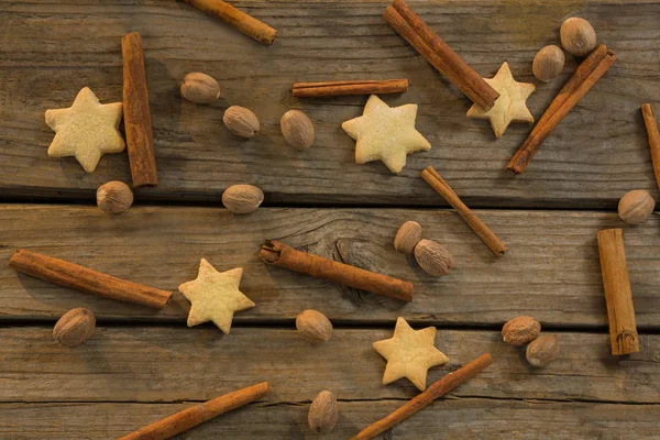 Печенье в форме звезды и коричные палочки — стоковое фото