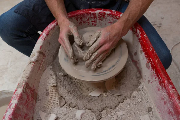 Male potters hand making a pot — Stock Photo, Image