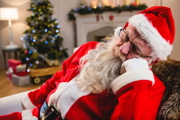 Санта-Клаус отдыхает на диване — стоковое фото