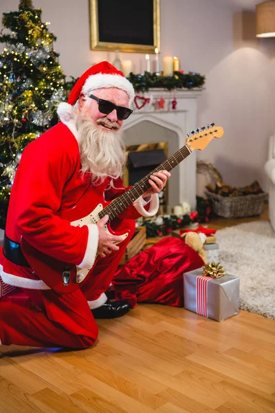 微笑着圣诞老人弹着吉他 — 图库照片