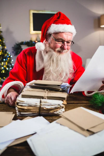 Kerstman leest een brief voor — Stockfoto