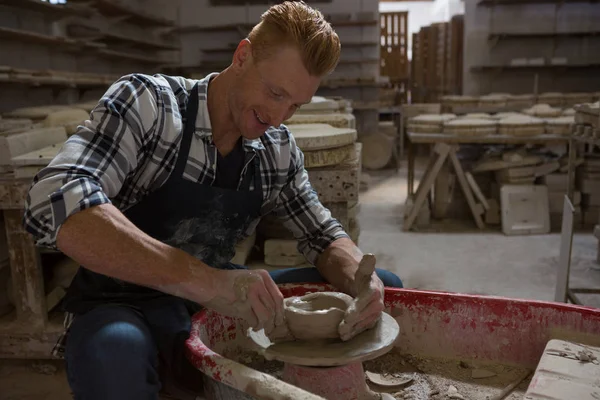 Alfarero macho haciendo una olla — Foto de Stock