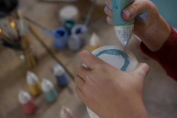 Flicka som arbetar i keramikverkstad — Stockfoto