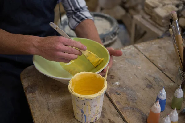 Mężczyzna potters ręka malarstwo miska — Zdjęcie stockowe