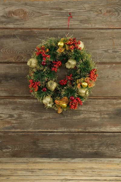 लाकडी पार्श्वभूमी विरुद्ध ख्रिसमस wreath — स्टॉक फोटो, इमेज