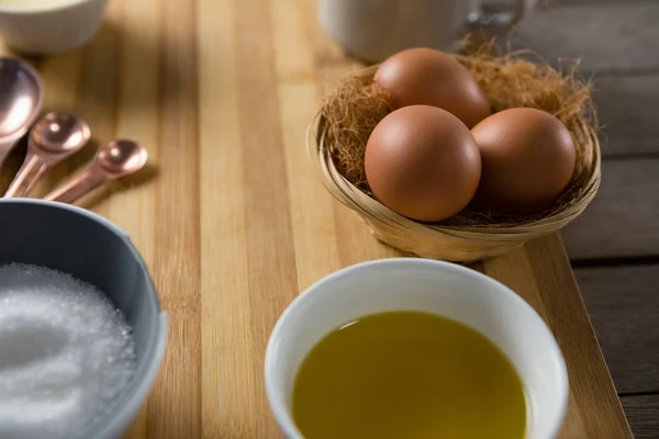 Eier im Weidenkorb mit Öl — Stockfoto