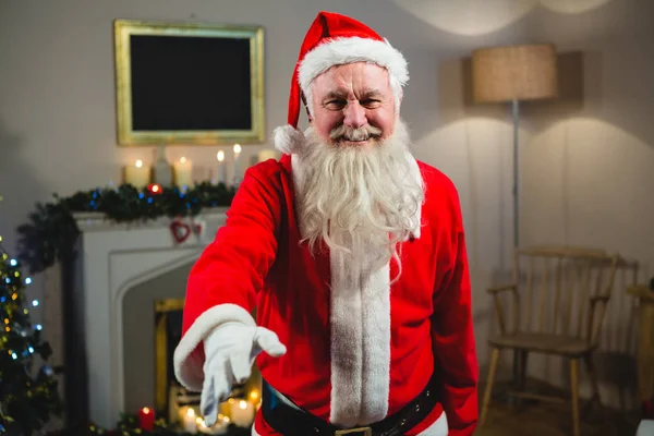 Lächelnder Weihnachtsmann gestikuliert — Stockfoto