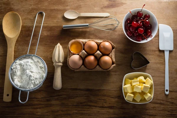 Huevos, cubos de mantequilla, cerezas — Foto de Stock
