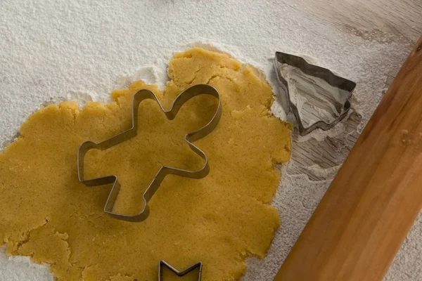 Massa de gengibre com farinha, cortador de biscoitos — Fotografia de Stock