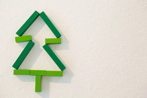 Рождественская елка из зеленых блоков — стоковое фото