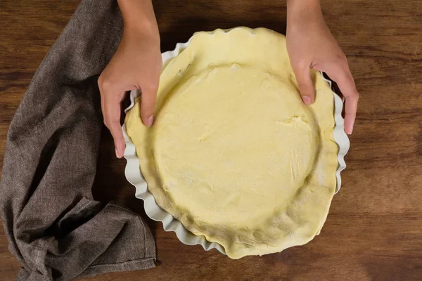 Femme préparant tarte aux fruits — Photo