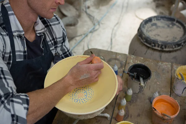 Mannelijke pottenbakkers kom in aardewerk workshop schilderen — Stockfoto