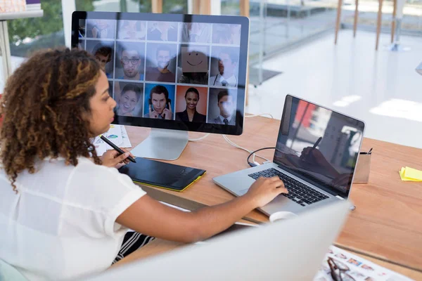 Vrouwelijke Uitvoerend Werkt Grafisch Tablet Bij Haar Balie Kantoor — Stockfoto