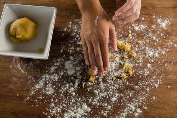 Mujer preparando una bola de masa — Foto de Stock