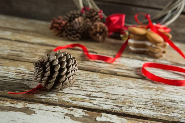 Decorazioni natalizie su tavola di legno — Foto Stock