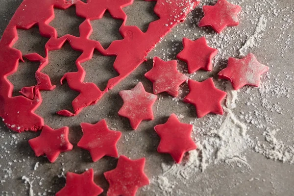 Stjärnan formen cookies med mjöl — Stockfoto