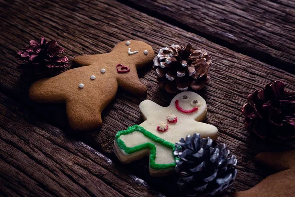 Gingerbread çerezleri ve çam kozalağı — Stok fotoğraf