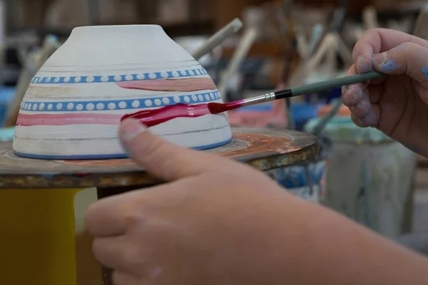 Chicos pintando a mano un tazón — Foto de Stock