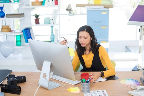 Kvinnliga verkställande arbetar på dator — Stockfoto