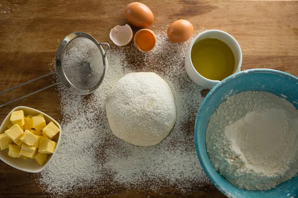 Flour sprinkled over dough — Stock Photo, Image