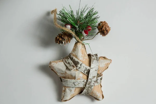 Decoração de forma de estrela com cone de pinho e galho — Fotografia de Stock