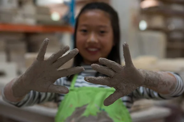Tjej visar hennes leriga hand — Stockfoto