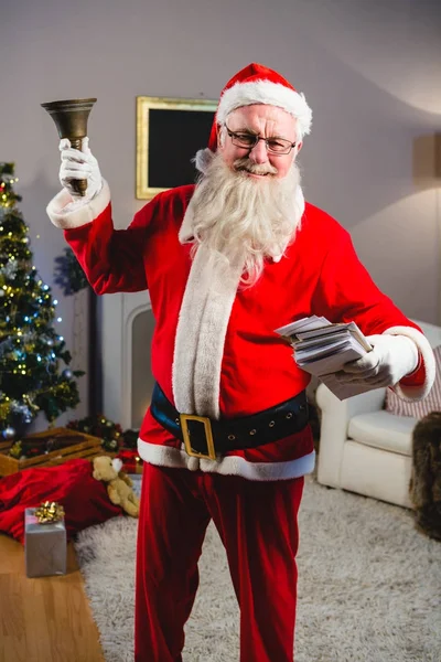 Санта Клаус звонит в колокол дома — стоковое фото
