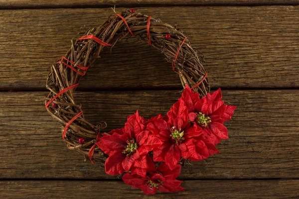 Corona con fiori di poinsettia — Foto Stock