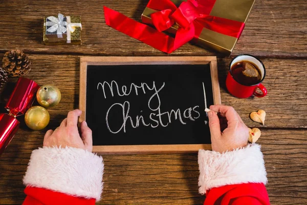 Santa Claus sosteniendo una pizarra —  Fotos de Stock