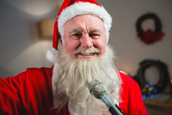 Père Noël chantant des chansons de Noël — Photo