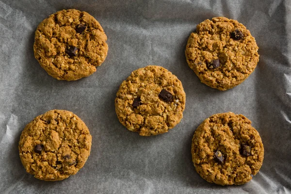 Čerstvě pečené cookies na voskový papír — Stock fotografie