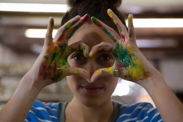 Bayan potter ile boyalı el el hareketi — Stok fotoğraf