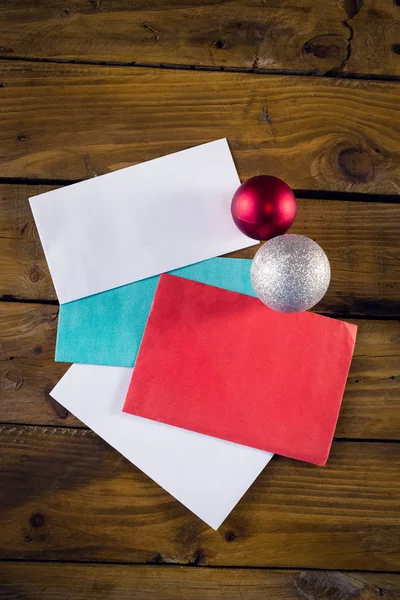 Enveloppes et boules de Noël — Photo