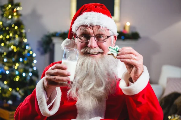 サンタ クロース クリスマスのクッキーを持っていること — ストック写真