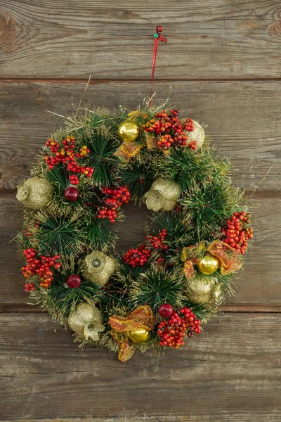 Christmas wreath hanging on wooden background — Stock Photo, Image